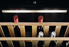 Узкий встраиваемый винный шкаф Electrolux KBW5T фото 4 фото 4