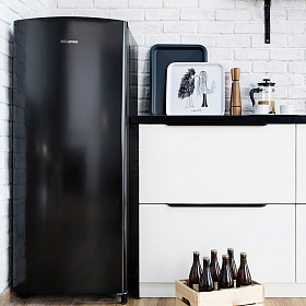 Чёрный узкий холодильник Hisense RR220D4AB2 фото 2 фото 2