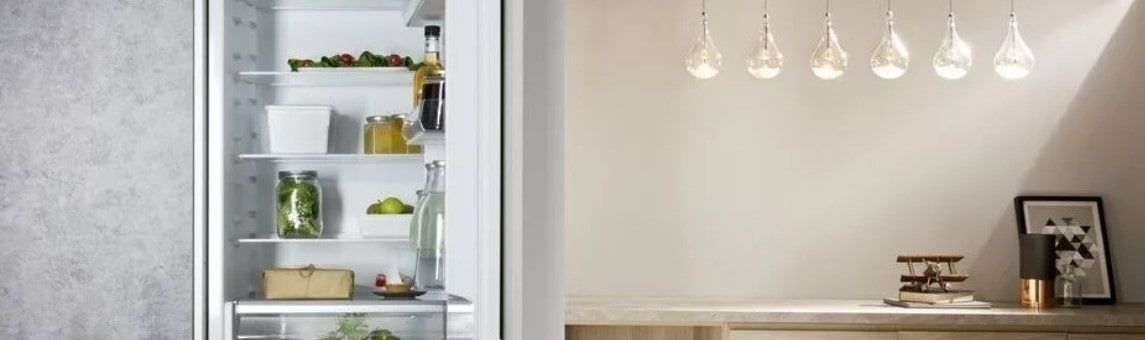 kak-pomenyat-lampochku-v-kholodilnike-hotpoint-ariston-min.jpg