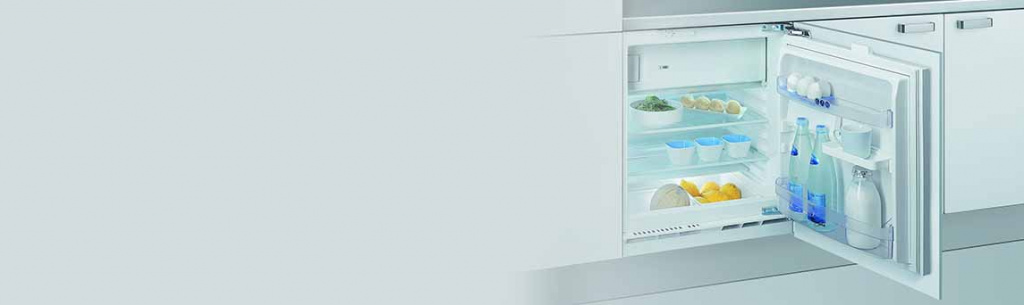 Плюсы встроенных холодильников под столешницу