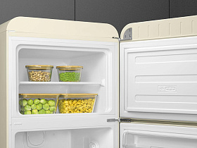 Бежевый холодильник в стиле ретро Smeg FAB30RCR5 фото 4 фото 4
